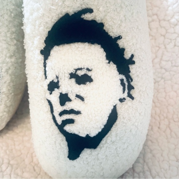 ๐NWT Horror Movie Slippers โ Plush & Comfortable โ Size 9.5-10 Halloween - Picture 4 of 9